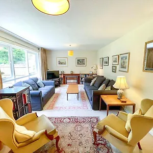 Holiday home Suburban Bliss In Desirable Trinity, Free Parking, Edinburgh